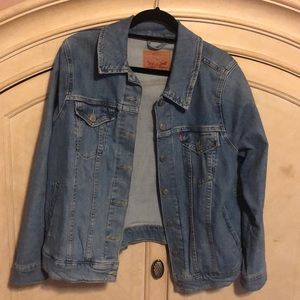 Barely Worn Levi’s Denim Jacket!